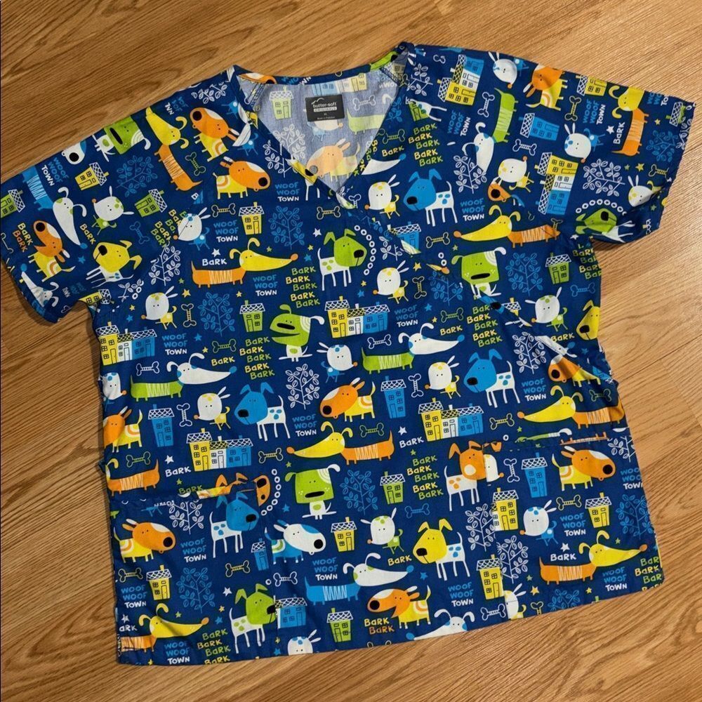 BUTTER - SOFT DOG PRINT SCRUB TOP